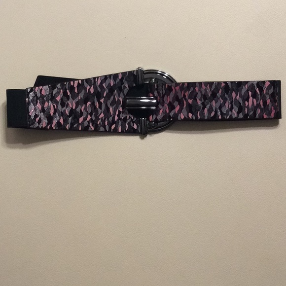 Leather silver buckle belt with elastic back. - Picture 6 of 7